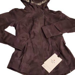 Lululemon Break a Trail Jacket, Size 2  camuflaje NWT